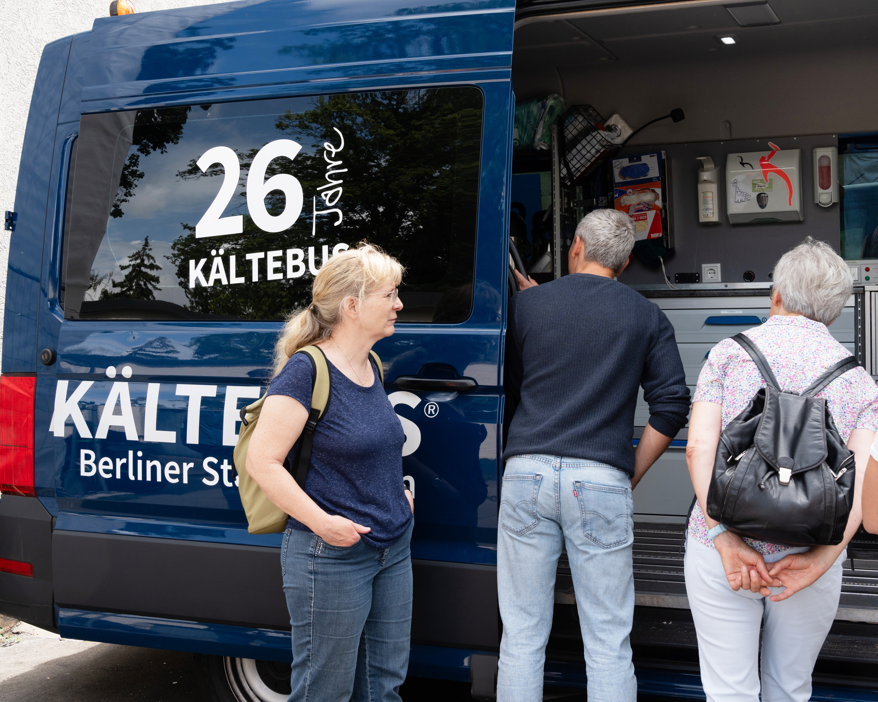 Mitarbeitende sehen sich den Kältebus an Mitarbeitende sehen sich den Kältebus an