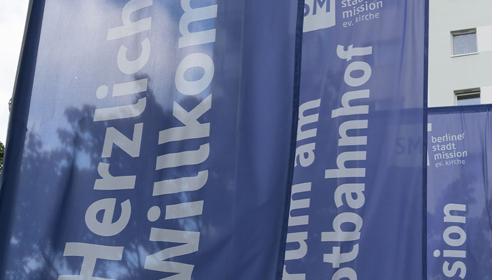 Flaggen mit der Aufschrift Berliner Stadtmission - Solidarität nach dem Anschlag auf die Kältebusse