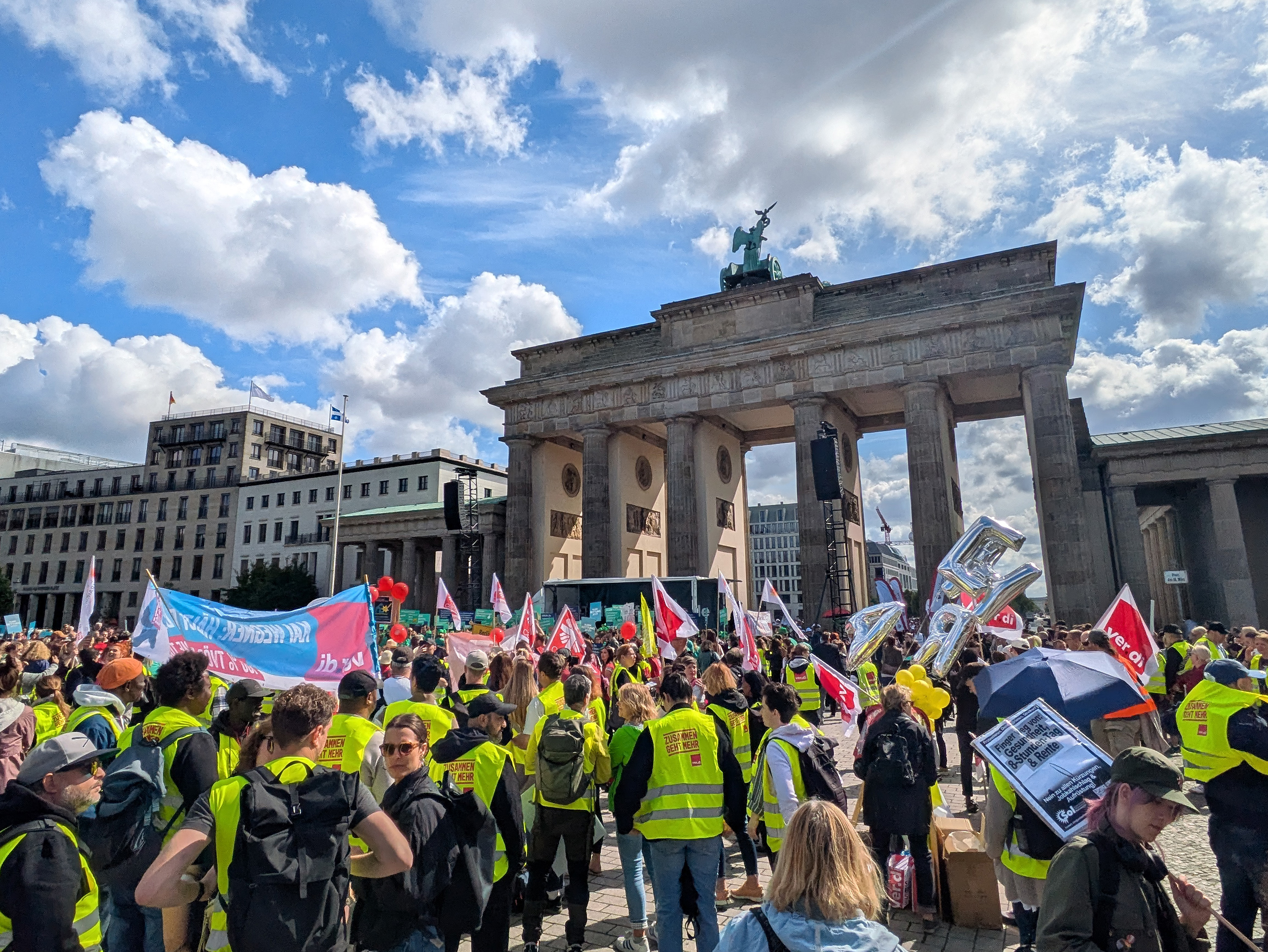 Am Brandenburger Tor setzten Unterstützerinnen und Unterstützer ein Zeichen gegen die geplanten Kürzungen