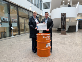 Dr. Dagmar Pruin von Brot für die Welt nimmt den Spendenscheck von Andreas Mende der Immanuel Albertinen Diakonie entgegen.