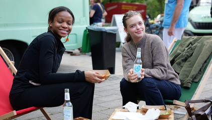 Zwei lachende Besucherinnen auf Liegestühlen blicken in die Kamera beim Albertinen-Sommerfest für die Mitarbeitenden aus den unterschiedlichen Einrichtungen der Immanuel Albertinen Diakonie am Standort Schnelsen auf dem Platz vor der Kirche am Albertinen Krankenhaus. Zwei lachende Besucherinnen auf Liegestühlen blicken in die Kamera beim Albertinen-Sommerfest für die Mitarbeitenden aus den unterschiedlichen Einrichtungen der Immanuel Albertinen Diakonie am Standort Schnelsen auf dem Platz vor der Kirche am Albertinen Krankenhaus.