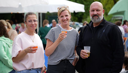 Drei Besucherinnen und Besucher blicken mit kühlen Getränken in die Kamera beim Albertinen-Sommerfest für die Mitarbeitenden aus den unterschiedlichen Einrichtungen der Immanuel Albertinen Diakonie am Standort Schnelsen auf dem Platz vor der Kirche am Albertinen Krankenhaus. Drei Besucherinnen und Besucher blicken mit kühlen Getränken in die Kamera beim Albertinen-Sommerfest für die Mitarbeitenden aus den unterschiedlichen Einrichtungen der Immanuel Albertinen Diakonie am Standort Schnelsen auf dem Platz vor der Kirche am Albertinen Krankenhaus.
