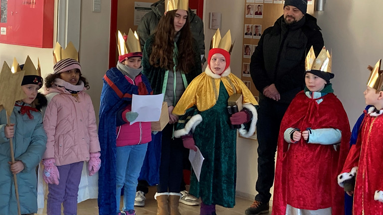 Eine Gruppe von Sternsingern der Pfarrei St. Katharina von Siena im Albertinen Hospiz Norderstedt