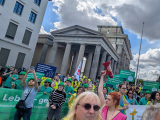 Protest am Brandenburger Tor gegen die geplanten Kürzungen durch das GKV-Beitragssatzstabilisierungsgesetz