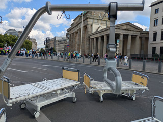 Leere Krankenhausbetten auf Straße
