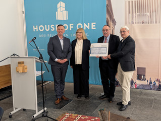 Andreas Mende übergibt den Spendenscheck für das House of One an Pfarrerin Marion Gardei, Rabbiner Prof. Dr. Andreas Nachama und Iman Kadir Sanci.