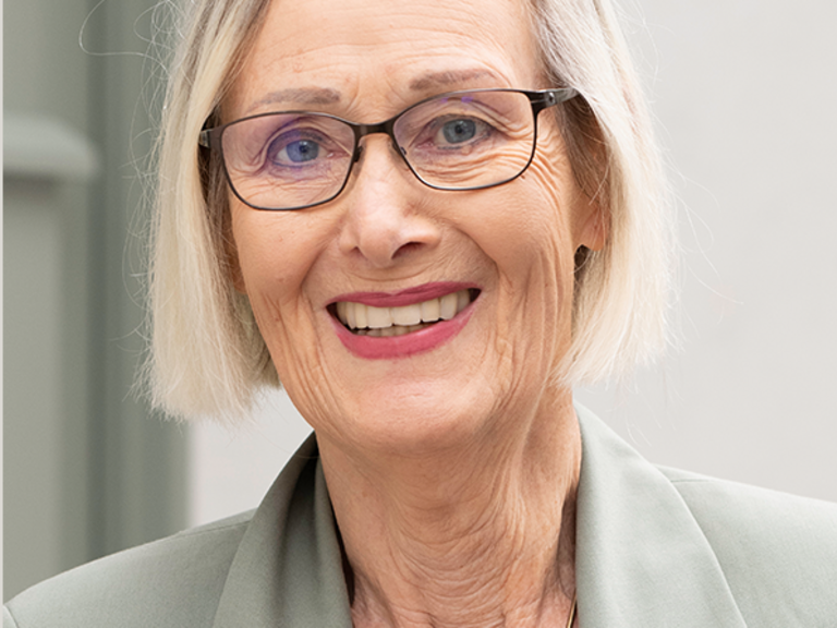 Portraitfoto von der Hamburger Psychologin und Bestsellerautorin Dr. Eva Wlodarek.