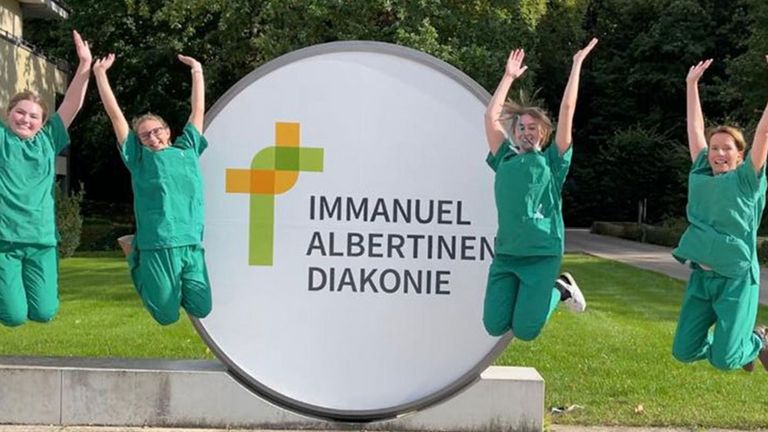 Immanuel Klinik Rüdersdorf - Nachricht - Erster Hebammenkurs mit erfolgreichen Abschlüssen in der Immanuel Klinik Rüdersdorf Immanuel Klinik Rüdersdorf - Nachricht - Erster Hebammenkurs mit erfolgreichen Abschlüssen in der Immanuel Klinik Rüdersdorf