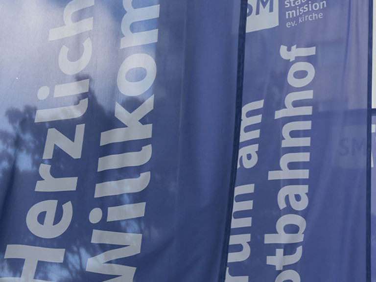 Flaggen mit der Aufschrift Berliner Stadtmission - Solidarität nach dem Anschlag auf die Kältebusse