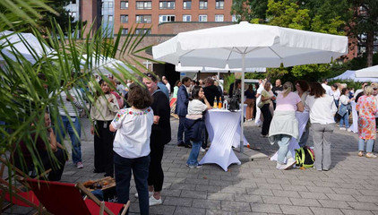 Blick auf einen großen weißen Sonnenschirm mit Stehtischen beim Albertinen-Sommerfest für die Mitarbeitenden aus den unterschiedlichen Einrichtungen der Immanuel Albertinen Diakonie am Standort Schnelsen auf dem Platz vor der Kirche am Albertinen Krankenhaus. Blick auf einen großen weißen Sonnenschirm mit Stehtischen beim Albertinen-Sommerfest für die Mitarbeitenden aus den unterschiedlichen Einrichtungen der Immanuel Albertinen Diakonie am Standort Schnelsen auf dem Platz vor der Kirche am Albertinen Krankenhaus.
