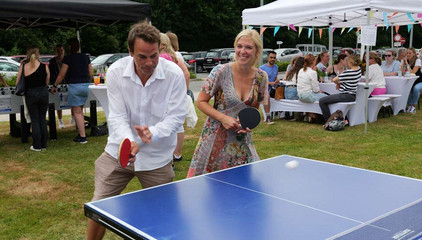 Ein Mann und eine Frau stehen mit Tischtennisschlägern auf einer Seite einer blauen Tischtennisplatte beim Sommerfest 2026 auf dem Gesundheitscampus Volksdorf vom Evangelischen Amalie Sieveking Krankenhaus, Residenz am Wiesenkamp, Feierabendhaus Volksdorf und Albertinen Kindertagesstätte Volksdorf. Ein Mann und eine Frau stehen mit Tischtennisschlägern auf einer Seite einer blauen Tischtennisplatte beim Sommerfest 2026 auf dem Gesundheitscampus Volksdorf vom Evangelischen Amalie Sieveking Krankenhaus, Residenz am Wiesenkamp, Feierabendhaus Volksdorf und Albertinen Kindertagesstätte Volksdorf.