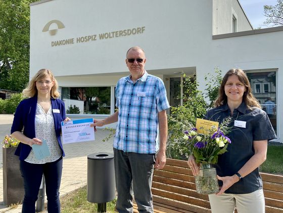 Pflegedienstleitung Stefanie Micklitza bei der Übergabe des Spendenschecks vom Förderverein „Polarstern“, Nachrichten, Diakonie Hospiz Woltersdorf Pflegedienstleitung Stefanie Micklitza bei der Übergabe des Spendenschecks vom Förderverein „Polarstern“, Nachrichten, Diakonie Hospiz Woltersdorf