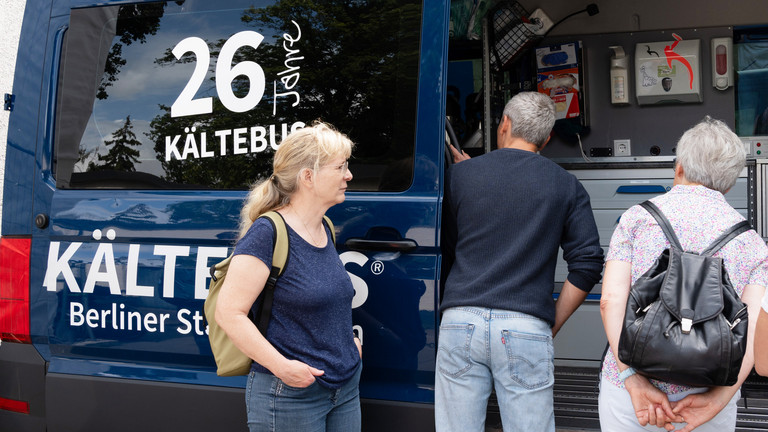 Mitarbeitende sehen sich den Kältebus an