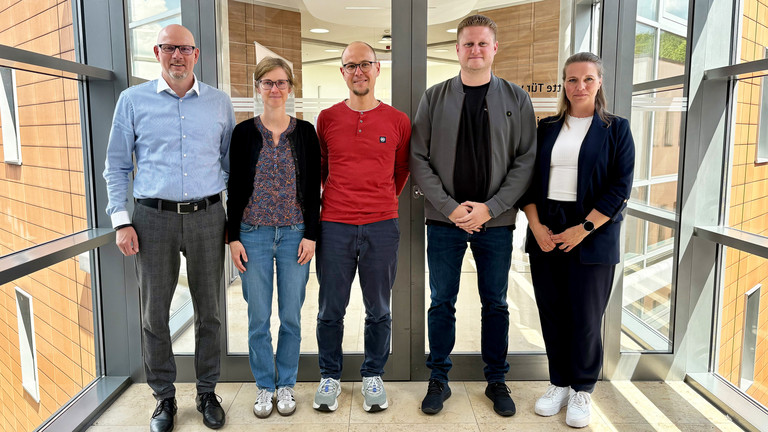 Von links nach rechts stehen Frank Volkmer, Michelle Geigenmüller, Alexander Reetz, Nico Nolte und Dr. Lydia Stübler nebeneinander in einem Gang in der Immanuel Klinik Rüdersdorf