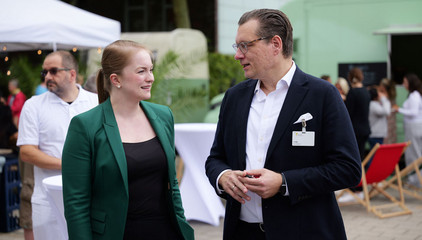 Lydia Groß, Leiterin Konzernbereich Personal, im Gespräch mit Christian Rilz beim Albertinen-Sommerfest für die Mitarbeitenden aus den unterschiedlichen Einrichtungen der Immanuel Albertinen Diakonie am Standort Schnelsen auf dem Platz vor der Kirche am Albertinen Krankenhaus. Lydia Groß, Leiterin Konzernbereich Personal, im Gespräch mit Christian Rilz beim Albertinen-Sommerfest für die Mitarbeitenden aus den unterschiedlichen Einrichtungen der Immanuel Albertinen Diakonie am Standort Schnelsen auf dem Platz vor der Kirche am Albertinen Krankenhaus.
