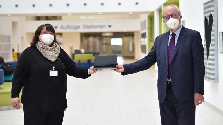 Albertinen Konvent - Dr. Stefan Stiegler überreicht im Namen des Albertinen Konvents Tablets an Karin Pusch für die Krankenhausseelsorge Albertinen Konvent - Dr. Stefan Stiegler überreicht im Namen des Albertinen Konvents Tablets an Karin Pusch für die Krankenhausseelsorge
