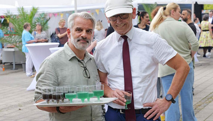 Pflegedirektor Alberto da Silva Correia steht mit einem Serviertablett mit eingefärbten Cocktails neben Ralf Zastrau beim Albertinen-Sommerfest für die Mitarbeitenden aus den unterschiedlichen Einrichtungen der Immanuel Albertinen Diakonie am Standort Schnelsen auf dem Platz vor der Kirche am Albertinen Krankenhaus. Pflegedirektor Alberto da Silva Correia steht mit einem Serviertablett mit eingefärbten Cocktails neben Ralf Zastrau beim Albertinen-Sommerfest für die Mitarbeitenden aus den unterschiedlichen Einrichtungen der Immanuel Albertinen Diakonie am Standort Schnelsen auf dem Platz vor der Kirche am Albertinen Krankenhaus.