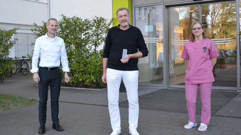 v.l. Sascha Altendorf, Geschäftsführer Evangelisches Amalie Sieveking Krankenhaus, Dr. med. Wolf Lütje, Chefarzt Klinik für Gynäkologie & Geburtshilfe, mit der Glastrophäe, Kerstin Stehr-Archuth, Leitende Hebamme