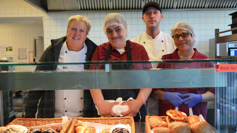 Birga Reiff, Leitung Speisenversorgung Volksdorf mit Sanja Milavoviḉ, Lukas Wittfoth und Sonia Rezgui (v.l.) hinter der Theke im Amalie Bistro beim Internationalen DUOday Birga Reiff, Leitung Speisenversorgung Volksdorf mit Sanja Milavoviḉ, Lukas Wittfoth und Sonia Rezgui (v.l.) hinter der Theke im Amalie Bistro beim Internationalen DUOday