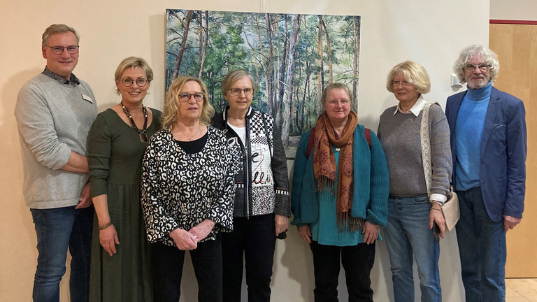 Künstlerinnen und Künstler mit Einrichtungsleiter Jens Klindworth bei der Eröffnung der ersten Vernissage im Albertinen Hospiz Norderstedt