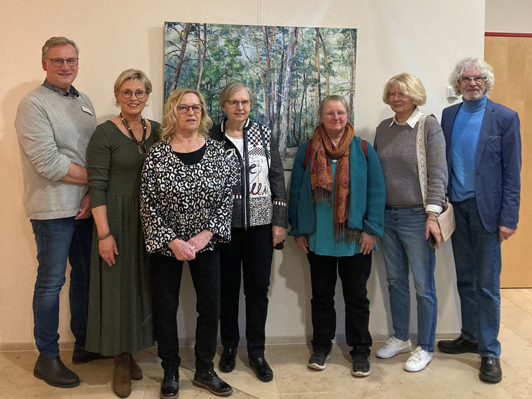 Künstlerinnen und Künstler mit Einrichtungsleiter Jens Klindworth bei der Eröffnung der ersten Vernissage im Albertinen Hospiz Norderstedt