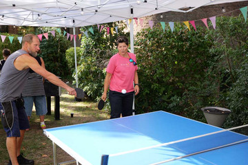 Mitarbeitende spielen Tischtennis beim Albertinen-Sommerfest für die Mitarbeitenden aus den unterschiedlichen Einrichtungen der Immanuel Albertinen Diakonie am Standort Schnelsen auf dem Platz vor der Kirche am Albertinen Krankenhaus. Mitarbeitende spielen Tischtennis beim Albertinen-Sommerfest für die Mitarbeitenden aus den unterschiedlichen Einrichtungen der Immanuel Albertinen Diakonie am Standort Schnelsen auf dem Platz vor der Kirche am Albertinen Krankenhaus.