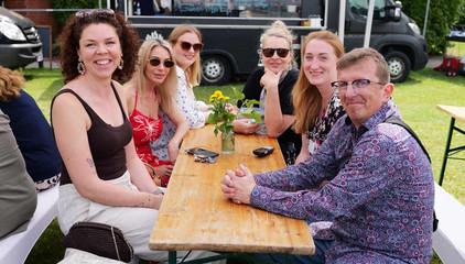 Sechs Mitarbeitende sitzen an einer Bierbank und blicken lachend in die Kamera beim Sommerfest 2026 auf dem Gesundheitscampus Volksdorf des Evangelischen Amalie Sieveking Krankenhauses, der Residenz am Wiesenkamp, des Feierabendhauses Volksdorf und der Albertinen Kindertagesstätte Volksdorf. Sechs Mitarbeitende sitzen an einer Bierbank und blicken lachend in die Kamera beim Sommerfest 2026 auf dem Gesundheitscampus Volksdorf des Evangelischen Amalie Sieveking Krankenhauses, der Residenz am Wiesenkamp, des Feierabendhauses Volksdorf und der Albertinen Kindertagesstätte Volksdorf.