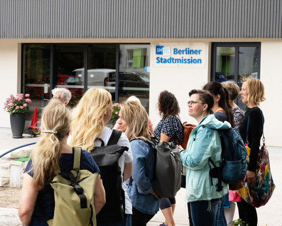 Mitarbeitende des Diakonie Hospiz Wannsee vor der Berliner Stadtmission