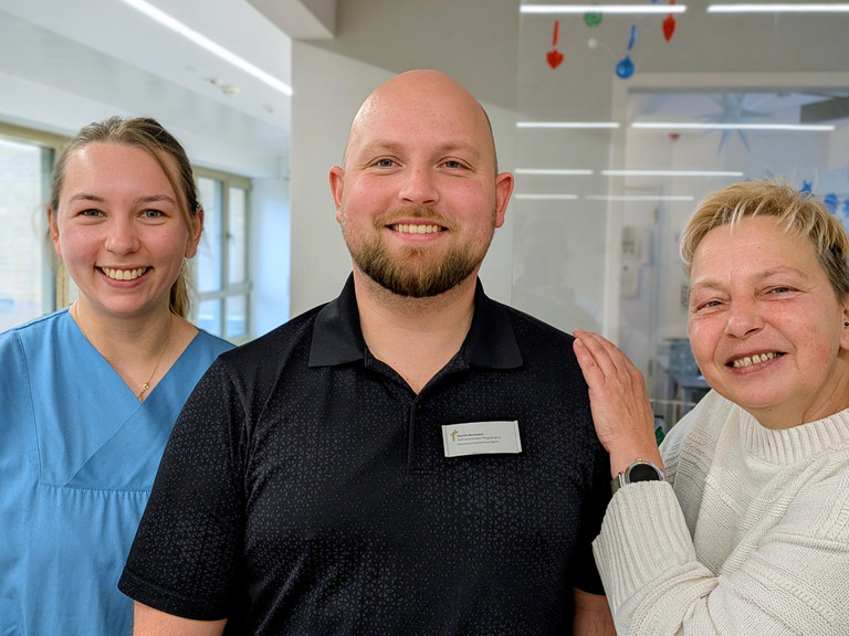 Yasemin Welkisch, Pflegerische Bereichsleitung Rheumatologie, Martin Baumann, stellvertretender Pflegedirektor, und Manuela Sommerfeld, Ausbildungsleitung Pflege (v.l.n.r.)
