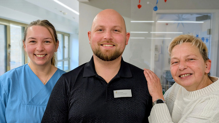 Yasemin Welkisch, Pflegerische Bereichsleitung Rheumatologie, Martin Baumann, stellvertretender Pflegedirektor, und Manuela Sommerfeld, Ausbildungsleitung Pflege (v.l.n.r.) Yasemin Welkisch, Pflegerische Bereichsleitung Rheumatologie, Martin Baumann, stellvertretender Pflegedirektor, und Manuela Sommerfeld, Ausbildungsleitung Pflege (v.l.n.r.)