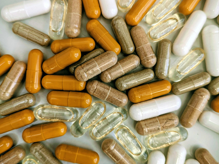 Verschiedene Kapseln liegen durcheinander