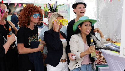 Ein Gruppe Besucher mit bunten Sonnenbrillen und farbigen Hüten steht zusammen beim Albertinen-Sommerfest für die Mitarbeitenden aus den unterschiedlichen Einrichtungen der Immanuel Albertinen Diakonie am Standort Schnelsen auf dem Platz vor der Kirche am Albertinen Krankenhaus. Ein Gruppe Besucher mit bunten Sonnenbrillen und farbigen Hüten steht zusammen beim Albertinen-Sommerfest für die Mitarbeitenden aus den unterschiedlichen Einrichtungen der Immanuel Albertinen Diakonie am Standort Schnelsen auf dem Platz vor der Kirche am Albertinen Krankenhaus.