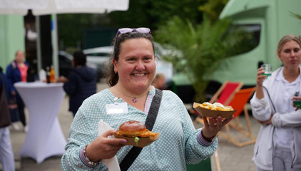 Diakonin Susan Jose, Seelsorgerin im Albertinen Zentrum für Altersmedizin, beim Albertinen-Sommerfest für die Mitarbeitenden aus den unterschiedlichen Einrichtungen der Immanuel Albertinen Diakonie am Standort Schnelsen auf dem Platz vor der Kirche am Albertinen Krankenhaus. Diakonin Susan Jose, Seelsorgerin im Albertinen Zentrum für Altersmedizin, beim Albertinen-Sommerfest für die Mitarbeitenden aus den unterschiedlichen Einrichtungen der Immanuel Albertinen Diakonie am Standort Schnelsen auf dem Platz vor der Kirche am Albertinen Krankenhaus.