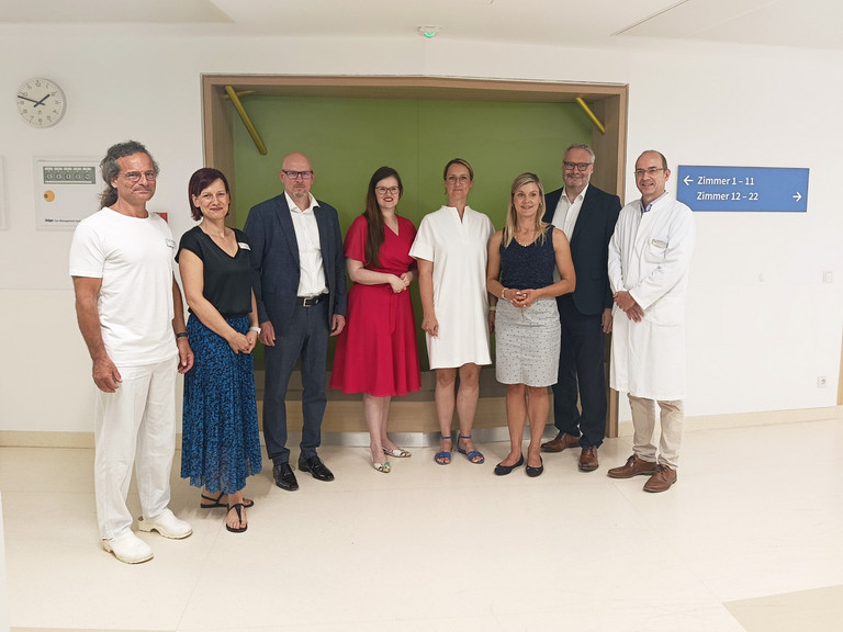Gruppenbild auf dem Flur im Immanuel Klinikum Bernau mit .l.n.r.: Dr. med. Arndt von Kirchbach, Chefarzt Allgemein-, Viszeral- und Unfallchirurgie; Fanni Mehner, Assistenz der Pflegedirektion; Frank Volkmer, Geschäftsführer Immanuel Klinik Rüdersdorf; Dr. Jouleen Gruhn, Vizepräsidentin des Landtages, Gesundheitspolitische Sprecherin der SPD-Fraktion im Landtag; Verena Plocher, Geschäftsführerin; Martina Maxi Schmidt, Mitglied des Landtages aus dem Wahlkreis Bernau-Panketal; Roy Noack, Sprecher für die Krankenhauseinrichtungen der Immanuel Albertinen Diakonie in der Metropolregion Berlin / Brandenburg; Dr. med. Michael Zänker, Chefarzt Innere Medizin/Krankenhaushygiene, Mitglied der Krankenhausleitung