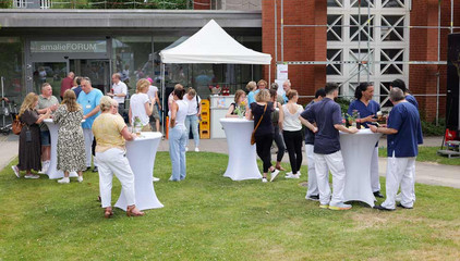 Besucherinnen und Besucher stehen um mit weißem Stoff bezogenen Stehtischen auf einer Wiese und unter einem Zeltdach beim Sommerfest 2026 auf dem Gesundheitscampus Volksdorf des Evangelischen Amalie Sieveking Krankenhauses, der Residenz am Wiesenkamp, des Feierabendhauses Volksdorf und der Albertinen Kindertagesstätte Volksdorf. Besucherinnen und Besucher stehen um mit weißem Stoff bezogenen Stehtischen auf einer Wiese und unter einem Zeltdach beim Sommerfest 2026 auf dem Gesundheitscampus Volksdorf des Evangelischen Amalie Sieveking Krankenhauses, der Residenz am Wiesenkamp, des Feierabendhauses Volksdorf und der Albertinen Kindertagesstätte Volksdorf.