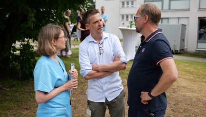 Priv.-Doz. Dr. med. Johannes Kluwe, Prof. Dr. med. Matthias Grünewald und eine Kollegin in Funktionskleidung unterhalten sich beim Sommerfest 2026 auf dem Gesundheitscampus Volksdorf des Evangelischen Amalie Sieveking Krankenhauses, der Residenz am Wiesenkamp, des Feierabendhauses Volksdorf und der Albertinen Kindertagesstätte Volksdorf. Priv.-Doz. Dr. med. Johannes Kluwe, Prof. Dr. med. Matthias Grünewald und eine Kollegin in Funktionskleidung unterhalten sich beim Sommerfest 2026 auf dem Gesundheitscampus Volksdorf des Evangelischen Amalie Sieveking Krankenhauses, der Residenz am Wiesenkamp, des Feierabendhauses Volksdorf und der Albertinen Kindertagesstätte Volksdorf.
