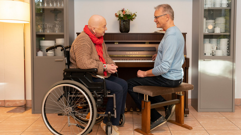 Ehrenamtlicher Sterbebegleiter Ingo Kahle im Gespräch mit einem Hospizgast - Diakonie Hospiz Wannsee Ehrenamtlicher Sterbebegleiter Ingo Kahle im Gespräch mit einem Hospizgast - Diakonie Hospiz Wannsee