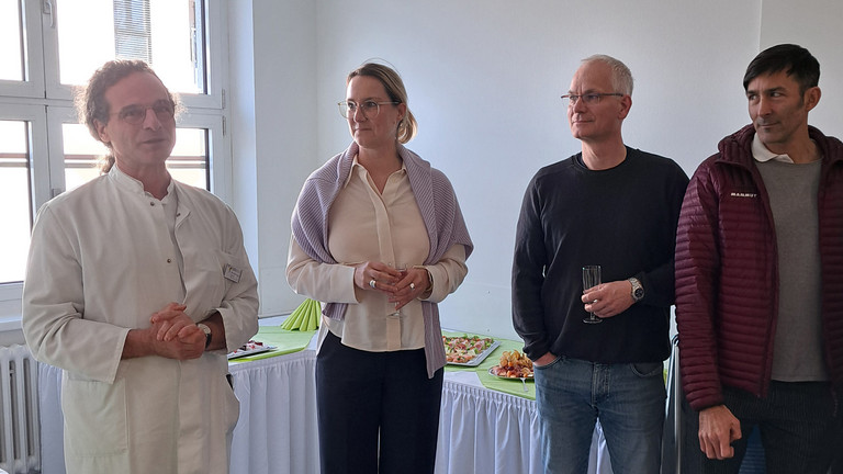 V.l.n.r.: Dr. med. Arndt von Kirchbach, Chefarzt der Abteilung für Allgemein-, Viszeral- und Unfallchirurgie und Verena Plocher, Geschäftsführerin des Immanuel Klinikums Bernau Herzzentrum Brandenburg bei der feierlichen Eröffnungsrede